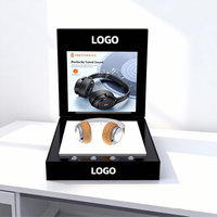 Un présentoir interactif à écran LED en acrylique noir qui met en valeur intelligemment les écouteurs supra-auriculaires avec un éclairage d'ambiance.