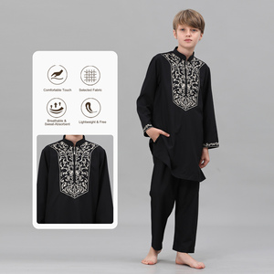 Nouvelle Collection 2026 : <span class=keywords><strong>Qamis</strong></span> Noir Brodé pour Garçons – Robe Arabe Musulmane avec Pantalon, Vêtement Islamique pour Enfants, Idéal Ramadan et Aïd - Product Image 3