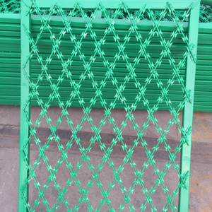 Clôture en treillis métallique soudé à fil barbelé rasoir, anti-escalade, en métal, <span class=keywords><strong>pour</strong></span> prison, avec revêtement <span class=keywords><strong>PVC</strong></span>, panneau de clôture en treillis métallique à fil barbelé rasoir - Product Image 2