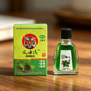Petite bouteille de 3 ml de Tiger Balm, un produit indispensable pour la maison, pratique et portable en été, parfait pour les étudiants et idéal. - Product Image 1