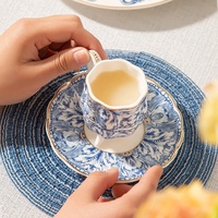Service de table en porcelaine bleu et blanc avec bordure dorée, assiette à dessert et à fruits, ensemble de tasses et soucoupes de luxe pour le thé de l'après-midi et le café, idéal pour les banquets d'hôtel