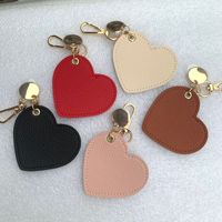 Porte-clés en forme de cœur fait main, pendentif en forme de cœur, chaîne de suspension pour clés de voiture, cadeau, mini breloque de sac en cuir personnalisée