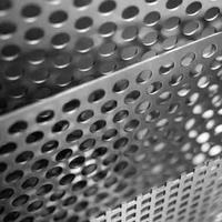 Tôles perforées en acier inoxydable pour production standardisée, avec espacement et diamètre de trous précis pour les exigences d'ingénierie