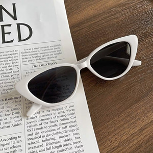 Lunettes de soleil rétro triangulaires pour femmes, style haut de gamme, monture noire, protection solaire, lunettes de soleil pour la photographie. - Product Image 4