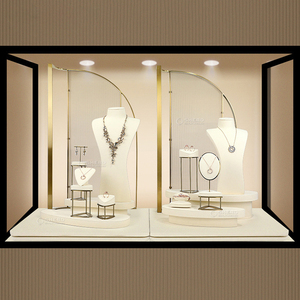 แท่นโชว์เครื่องประดับไมโครไฟเบอร์พรีเมียมพร้อมโลโก้สั่งทำพิเศษ สำหรับเครื่องประดับชั้นดี อุปกรณ์ตกแต่งโชว์รูมสุดหรูสำหรับสร้อยคอและแหวน - Product Image 5