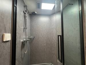 Maison modulaire portable en forme de capsule spatiale avec panneaux solaires, 2 pièces, cuisine et salle de bain - Product Image 5