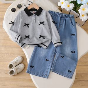 Set Casual Primaverile 2026 per Bambine: Felpa Grigia con Fiocchi + Jeans, 2 Pezzi, Maniche Lunghe - Product Image 1