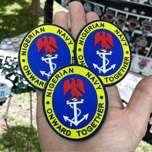 Écussons en caoutchouc PVC personnalisés avec logo 3D, transfert silicone gaufré à chaud, étiquettes thermocollantes en forme de fleur pour support Velcro - Product Image 1