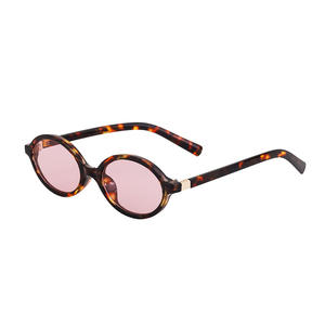 Gafas de sol ovaladas de estilo europeo para mujer, protección UV400, lentes de PC, gafas de protección solar a la moda, montura redonda, Color negro YT 7786 - Product Image 2