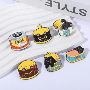 Dibujos animados negro ojos grandes gatos comida enlatada esmalte Pin atún almuerzo salmón enlatado broches solapa insignia joyería regalos para amigos - Product Image 2