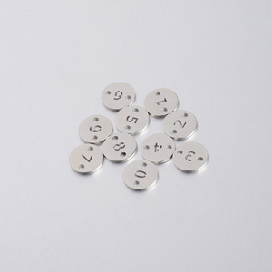 Dijes de disco redondos huecos con números del 0 al 9 |   Discos con Doble Orificio Chapados en Oro Rosa PVD para la Fabricación de Pulseras y Collares - Product Image 6