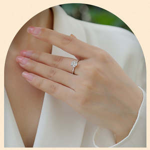 Elegante Anello Solitario in Argento Sterling 925 con Moissanite Bianca, Misure 6 8 5 9 7, Gioiello Raffinato per Fidanzamento e Matrimonio per Donne - Product Image 5