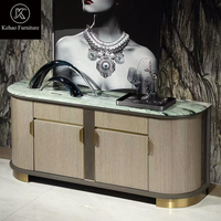 Buffet d'appoint de luxe italien incurvé avec plateau en marbre vert naturel, placage bois, rangement et pieds en métal doré