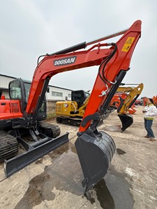Excavadora de cadenas Doosan DX60 con sistema hidráulico eficiente, chasis robusto, gran profundidad de excavación para ingeniería agrícola y urbana - Product Image 5
