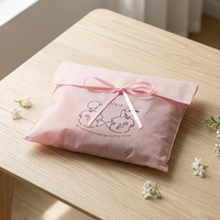 Pochette d'emballage de luxe écologique réutilisable en non-tissé avec logo personnalisé imprimé pour vêtements et chaussures, pochette cadeau recyclable avec rabat anti-poussière