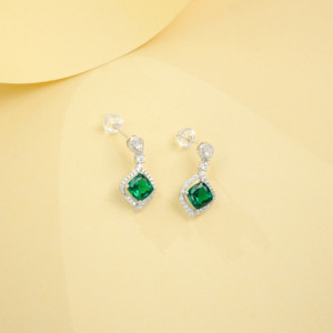 Boucles d'oreilles pendantes en argent sterling 925 avec émeraude ovale de laboratoire et halo de zirconiums, motif floral plaqué or pour mariage - Product Image 5