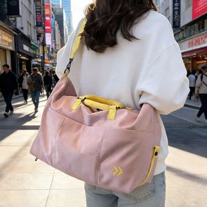 Sac de sport pliable en nylon léger grande capacité avec compartiment sec/humide zippé, bandoulière simple et sangle de bagage pour - Product Image 1