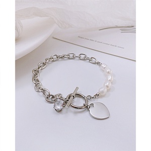 Pulsera de Perlas de Agua Dulce de Acero Inoxidable con Dijes de Corazón de Circonita Cúbica y Cierre OT Creativo de Moda para Mujer - Product Image 3