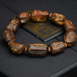 สร้อยข้อมือลูกปัดไม้กฤษณาธรรมชาติหายากสำหรับผู้ชาย ขนาดใหญ่ งานฝีมือระดับพรีเมียม เครื่องประดับทางจิตวิญญาณ - Product Image 1