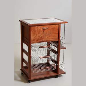 Carrito de Almacenamiento Moderno de Madera Maciza de Haya Auténtica con Soportes para Botellas de Pan, Ruedas de Plástico y Asas de Hierro, Muebles de Cocina MASLEGNO - Product Image 1