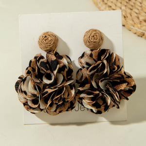 Pendientes de Tela 3D con Forma de Rosa y Perlas, Modernos, de Aleación, para Mujer, para Fiestas y Eventos - Product Image 6