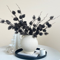Décoration de Noël : Branche de sapin artificielle effet neige avec 7 pommes de pin séchées, style Wabi-Sabi, pour vitrine de fêtes