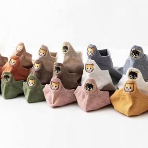 ถุงเท้าข้อสั้นผู้หญิงลายการ์ตูนสัตว์น่ารักสีพื้นปักลายสำหรับฤดูร้อนขายส่ง - Product Image 1