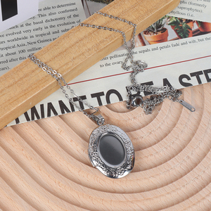 สร้อยคอล็อ<span class=keywords><strong>ก</strong></span>เก็ตโลหะอัลลอยรูปวงรีแบบปรับแต่งได้พร้อม<span class=keywords><strong>ก</strong></span>รอบเปล่า<span class=keywords><strong>ก</strong></span>ล่องของขวัญการออ<span class=keywords><strong>ก</strong></span>แบบที่ทันสมัย - Product Image 1