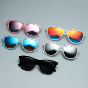 <span class=keywords><strong>Gafas</strong></span> <span class=keywords><strong>de</strong></span> <span class=keywords><strong>sol</strong></span> con montura cuadrada <span class=keywords><strong>para</strong></span> hombre y <span class=keywords><strong>mujer</strong></span>, color gelatina con logotipo personalizado, protección UV, montura <span class=keywords><strong>de</strong></span> plástico polarizada, precio económico - Product Image 2