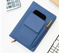 Carnets de notes en cuir personnalisables de style veste avec logos personnalisables et fonctions de planificateur ; la couverture est dotée de poches et de fentes pour stylos