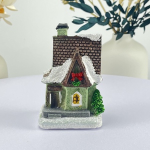 Maison de village de Noël lumineuse faite à la main de haute qualité, adorable miniature architecturale recouverte de neige, décoration de table - Product Image 4