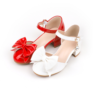 Scarpe da principessa per bambine disponibili in rosso e <span class=keywords><strong>bianco</strong></span> con grandi decorazioni a fiocco, perfette per matrimoni, feste e damigelle. - Product Image 1