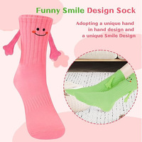 Chaussettes décontractées amusantes à motif magnétique 'main dans la main', avec visages souriants de dessins animés, en coton peigné doux, pour adultes et enfants, personnalisation OEM acceptée
