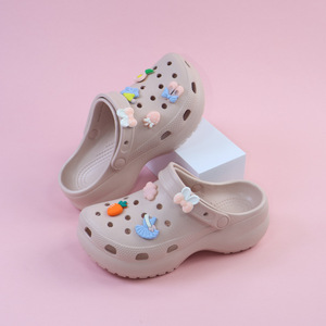 Sabots pour filles, chaussures de plage d'été antidérapantes kaki avec breloques décoratives pour enfants, taille 30 31 32 33 34 - Product Image 1