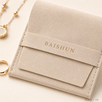 Petite Pochette d'Emballage Luxe en Microfibre, Imprimée Logo Personnalisé et Soie, Fermeture à Rabat, pour Bijoux Collier 7.5x7.5CM