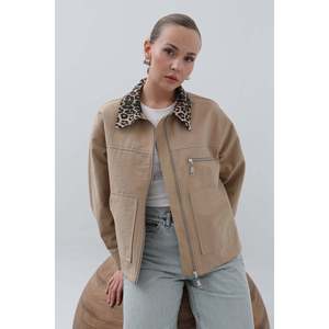 Chaqueta Corta con Detalles Decorativos para Mujer Soul - Chaqueta Corta Color Camel con Diseño Moderno para un Estilo Casual y Elegante - Product Image 2