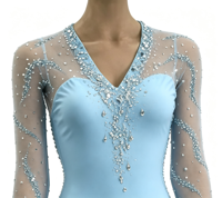 Robe de patinage artistique bleu clair, col en V, manches longues en maille, dos ouvert croisé, jupe courte ornée de strass pour adultes et enfants