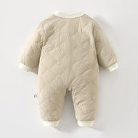 Combinaison matelassée pour bébé avec applique ours en peluche |   Combinaison rembourrée à col côtelé |   Beige et gris sauge hiver