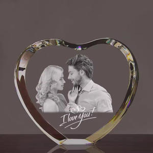 Marco de Fotos Personalizado con Grabado Láser en Cristal Sólido, Bloque de Cristal K9 en Forma de Corazón, Regalos para Boda o San Valentín - Product Image 5