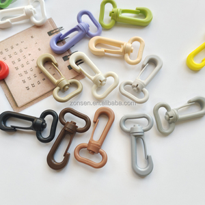 Ganchos de Plástico Reciclado POM de 20 mm de Fábrica KAM, Mosquetón Giratorio con Cierre de Seguridad para Correas de Mochila y Correas para Mascotas - Product Image 1