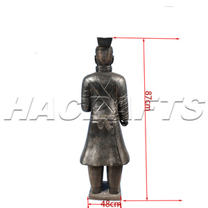 Scultura di guerrieri in terracotta graziosa di colore nero antico in ceramica per regali aziendali - Product Image 4