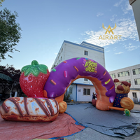 Arche gonflable géante double face en forme de donut avec décorations fraises et biscuits pour événements d'anniversaire, célébrations et présentations