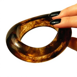 Brazalete de Resina Modelo E, Color Beige, Forma Redonda con Detalles de Perlas, Joyería Artística de Moda para el Día de San Valentín y Ocasiones Festivas - Product Image 1