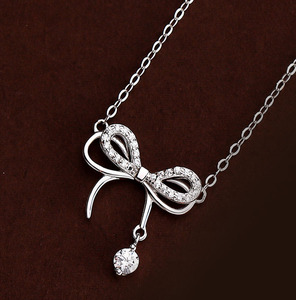 Collier pendentif nœud papillon en argent 925 plaqué rhodium pour femme avec diamant rond serti à griffes, chaîne maille forçat, bijou mignon pour le quotidien - Product Image 2