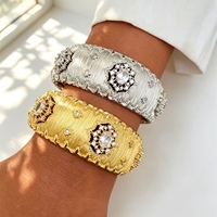 Nouvel Arrivage Magnifique Bracelet Manchette Ouverte Large et Imposant en Zircon Cubique, Style Italien Rigato, Bijoux de Mode, Vente en Gros