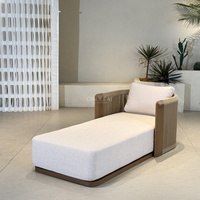 Chaise longue d'extérieur avec accoudoirs en corde et coussins pour piscine, jardin, terrasse