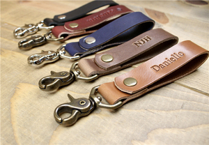 Porte-clés personnalisé en cuir véritable avec porte-clés en alliage de zinc à motif gravé - Durable et écologique - Product Image 6