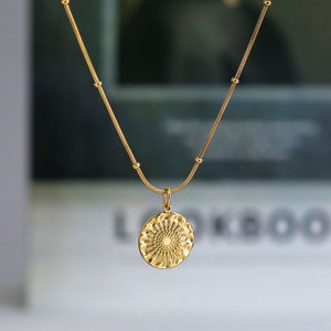 Collar de Joyería con Colgante de Moneda Daisy en Acero Inoxidable 316L, Chapado en Oro de 18k, Resistente al Agua y al Deslustre, con Logotipo Personalizado para Mujer - Product Image 1