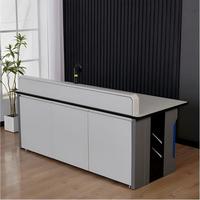 Console de commande moderne peinte en forme d'arc, bureau de surveillance avec design modulaire et hauteur réglable pour usage professionnel