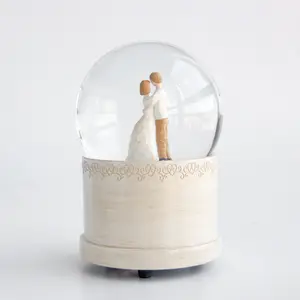 Hug Couple 100mm Snow Ball Resin Gift Snowball Gift Souvenirs Luxury Ornament Custom Snow Globes Snow Globe